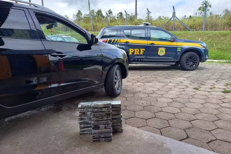 Casal é preso transportando tabletes de cocaína escondidos em porta-malas de carro em rodovia da Barra do Turvo