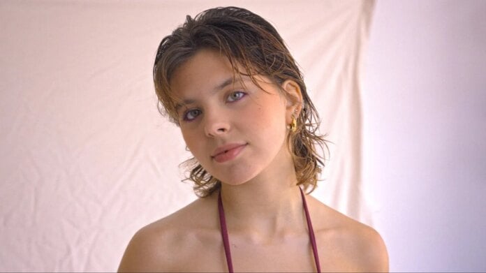 Flor Gil estreia com álbum “CINEMA LOVE”, unindo MPB e indie pop