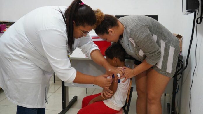 saude-de-aracatuba-aplica-30-doses-contra-gripe-no-primeiro-dia-de-vacinacao-nas-escolas Foto: Divulgação