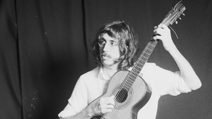 Tim Bernardes lança single duplo “Prudência/Praga”, união entre samba e rock’n’roll