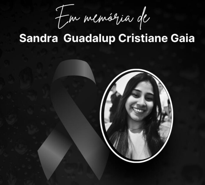 Jovem que morreu em acidente de moto é enterrada em São José Jovem que morreu em acidente de moto é enterrada em São José