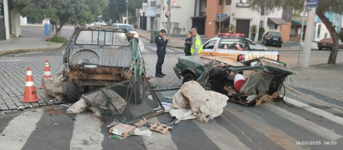 WhatsApp Image 2025-05-16 at 07.03.46 Carro parte ao meio após batida no Cambuí