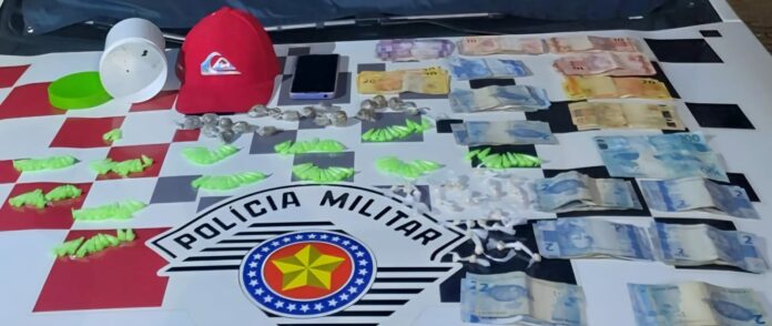 Um homem foi preso por tráfico de drogas no Jardim Imperial, em Cruzeiro, na noite desta sexta-feira (16).