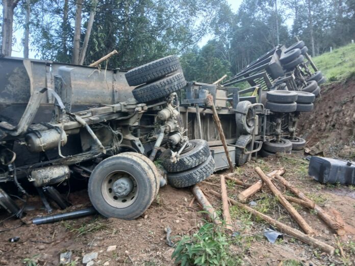Carreta carregada com madeira cai em ribanceira na zona rural de Cunha Carreta carregada com madeira cai em ribanceira na zona rural de Cunha