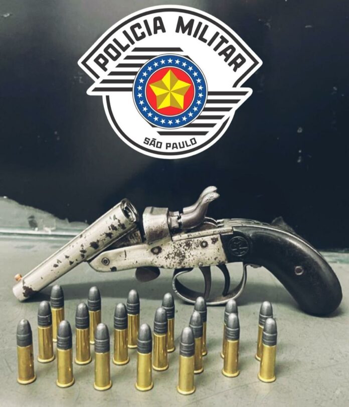 Dupla é presa com revólver em São José Dupla é presa com revólver em São José