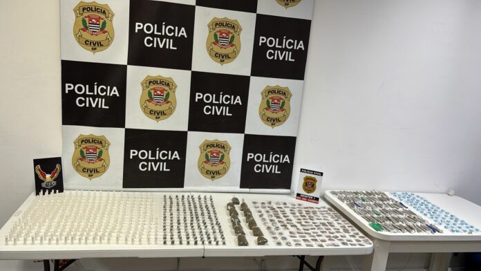 Mais de 2 kg de drogas são apreendidos e três suspeitos presos em operação da Polícia Civil na zona sul de São José Mais de 2 kg de drogas são apreendidos e três suspeitos presos em operação da Polícia Civil na zona sul de São José