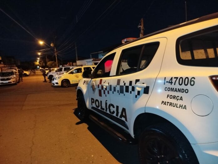 Três homens assaltam vítima na porta de casa e roubam mais de R$ 19 mil; um suspeito trocou tiro com a Polícia Três homens assaltam vítima na porta de casa e roubam mais de R$ 19 mil; um suspeito trocou tiro com a Polícia