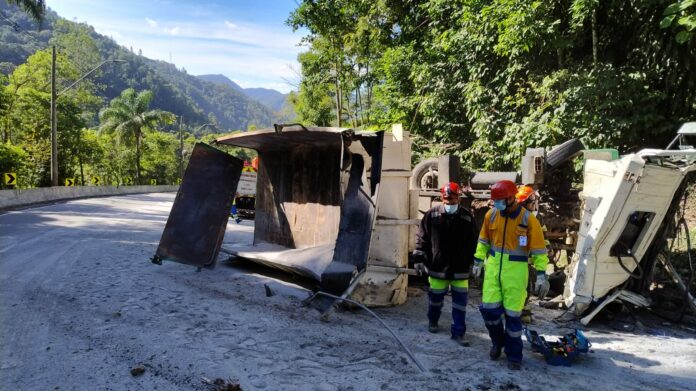 Caminhão de areia tomba na Rodovia dos Tamoios e deixa uma pessoa ferida Caminhão de areia tomba na Rodovia dos Tamoios e deixa uma pessoa ferida