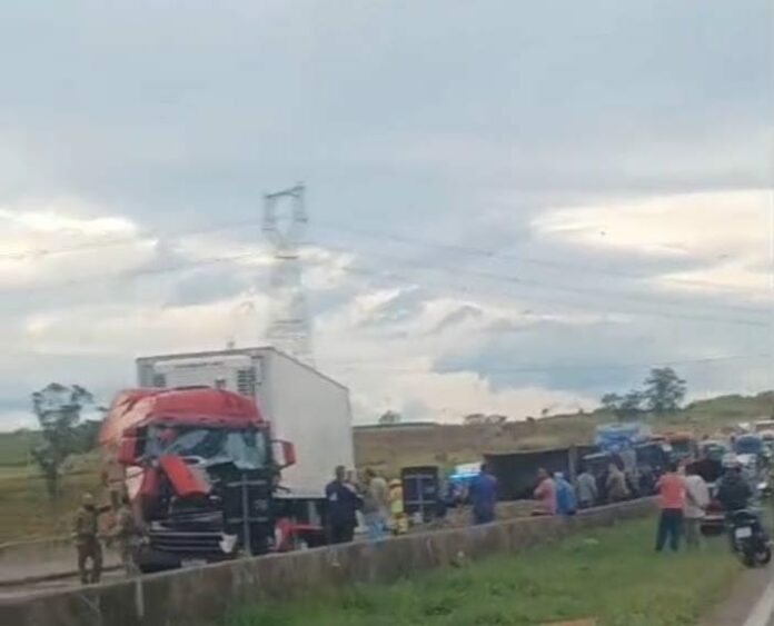 Acidente entre carretas deixa duas pessoas feridas e interdita a Dutra em Caçapava Acidente entre carretas deixa duas pessoas feridas e interdita a Dutra em Caçapava