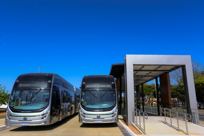 Motociclista fica ferido após bater em ônibus da Linha Verde, em São José dos Campos Motociclista fica ferido após bater em ônibus da Linha Verde, em São José dos Campos