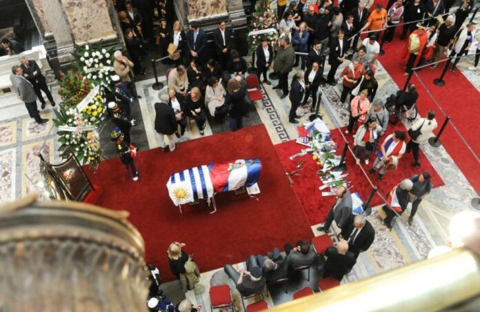 Milhares de uruguaios formam longas filas para se despedirem do ‘Viejo amigo’ Pepe Mujica