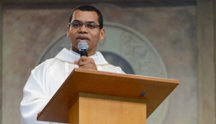 “O papa é o maior influenciador do mundo”, diz padre brasileiro