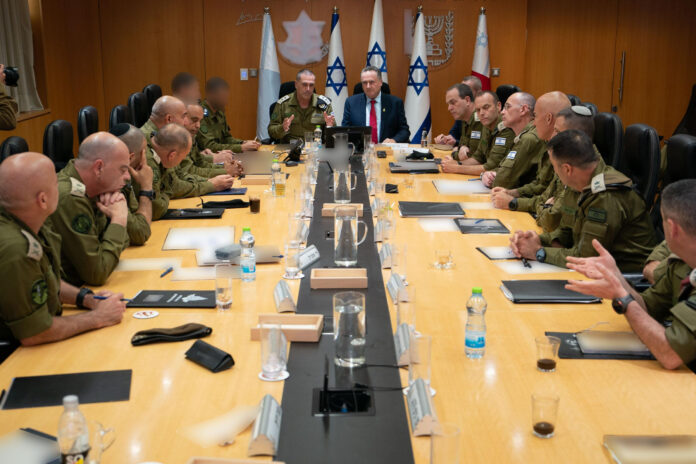 Fotografia cedida pelo Ministério de Defesa de Israel que mostra o ministro desta carta, Israel Katz e o chefe do prefeito do estado, teniente general Eyal Zamir durante uma reunião com membros do Foro do Estado Mayor. O Exército israelense confirmou que a madrugada deste domingo foi bombardeada com 
