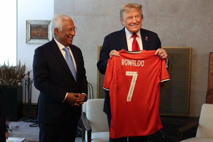 O presidente do Conselho Europeu, António Costa posando com o Trump depois de entregar uma camiseta do seu compatriota Cristiano Ronaldo | EFE O presidente do Conselho Europeu, António Costa posando com o Trump depois de entregar uma camiseta do seu compatriota Cristiano Ronaldo | EFE