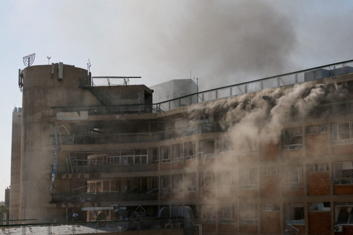 Fumaça sobe do Soroka Medical Center, o hospital geral da cidade, após um ataque de míssil do Irã contra Israel, em Bersheba | REUTERS/Amir Cohen
