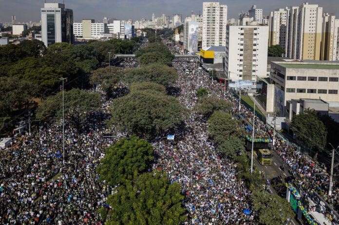 Marcha para Jesus passa na av. Tiradentes e av. Santos Dumont em direção ao palco no Campo de Marte, no centro de SP | Foto: Eduardo Knapp/Folhapress Marcha para Jesus passa na av. Tiradentes e av. Santos Dumont em direção ao palco no Campo de Marte, no centro de SP | Foto: Eduardo Knapp/Folhapress