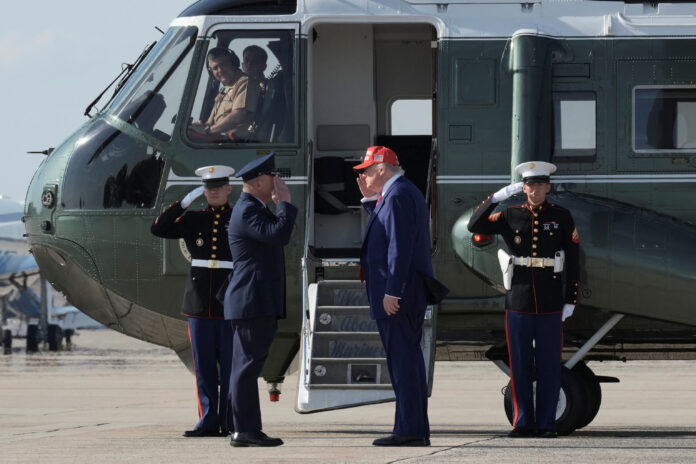 O presidente dos EUA, Donald Trump, saúda o coronel Paul R. Pawluk, vice-comandante da 89ª Ala de Transporte Aéreo, antes de embarcar no Marine One na Base Conjunta Andrews, Maryland, EUA | REUTERS/Ken Cedeno