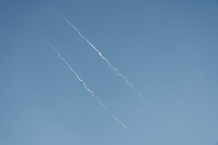 Mísseis lançados do Irã em direção a Israel são vistos de Tubas, em meio ao conflito Irã-Israel, na Cisjordânia ocupada por Israel, em 24 de junho de 2025 | REUTERS/Raneen Sawafta