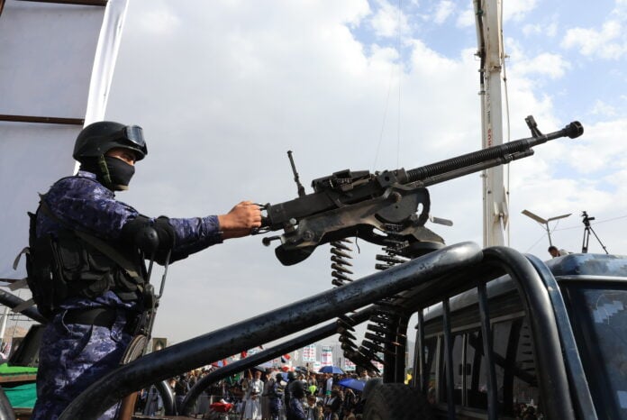 Um soldado Houthi empunha uma metralhadora em um veículo durante uma patrulha durante um protesto contra os EUA e Israel. Milhares de apoiadores Houthi se manifestaram em Sana'a para demonstrar solidariedade ao povo palestino | EFE/EPA/YAHYA ARHAB Um soldado Houthi empunha uma metralhadora em um veículo durante uma patrulha durante um protesto contra os EUA e Israel. Milhares de apoiadores Houthi se manifestaram em Sana'a para demonstrar solidariedade ao povo palestino | EFE/EPA/YAHYA ARHAB