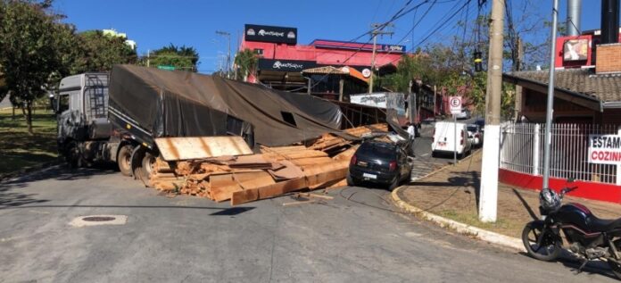 Madeira começa a ser retirada e caminhão será removido em Valinhos