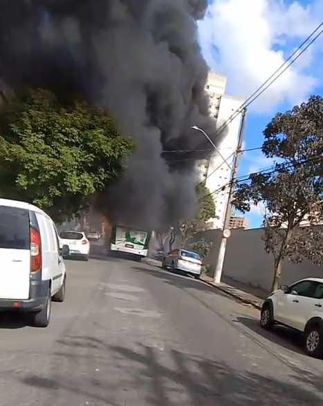 Agora: ônibus pega fogo e interdita rua no Cambuí Agora: ônibus pega fogo e interdita rua no Cambuí