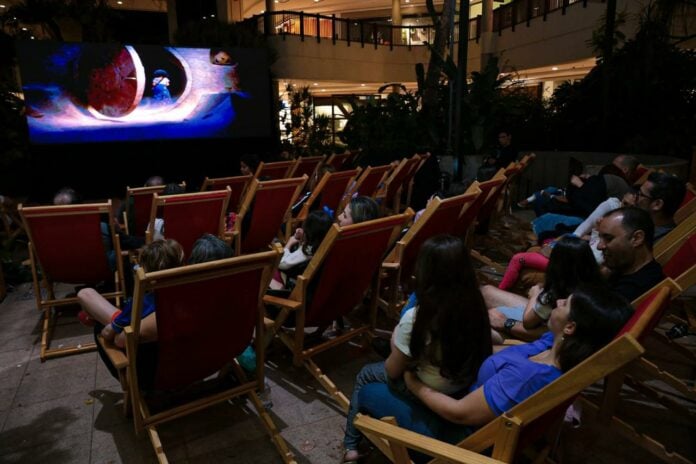 Cine Open Air retorna ao Galleria Shopping com sessões gratuitas e clima romântico