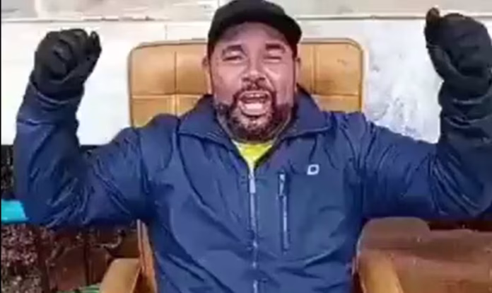 Fábio Alexandre de Oliveira sentado em cadeira do ministro Alexandre de Moraes | Reprodução