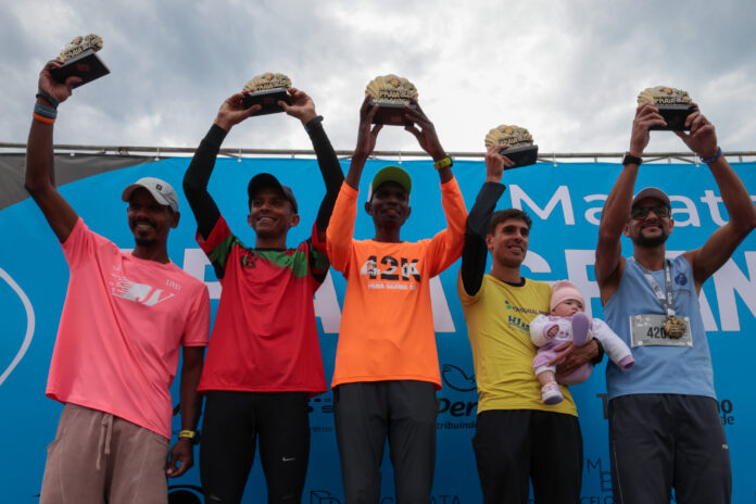 Foto - O queniano Jusyin Mogire foi o campeão da 1ª Maratona Internacional de Praia Grande