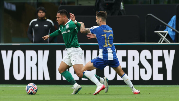 O jogador Vitor Roque em lance contra o Porto Cesar Greco Palmeiras by Canon O jogador Vitor Roque em lance contra o Porto Cesar Greco Palmeiras by Canon