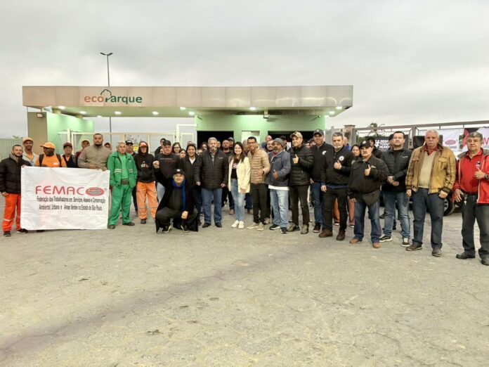 Trabalhadores da coleta de lixo de Jacareí fazem assembleia após demissão em massa Trabalhadores da coleta de lixo de Jacareí fazem assembleia após demissão em massa
