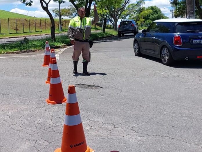 Emdec interdita rua em frente ao portão do Campus I da PUC Campinas por 19 dias Emdec interdita rua em frente ao portão do Campus I da PUC Campinas por 19 dias