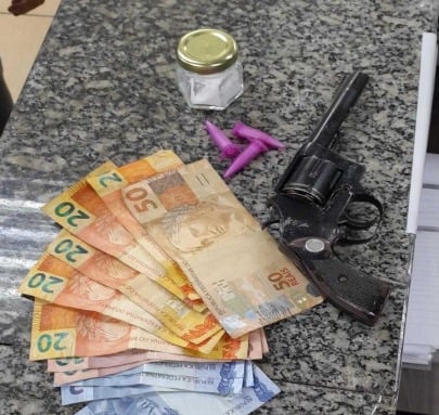 Jovem é preso por tráfico de drogas e posse de arma com numeração raspada em Taubaté