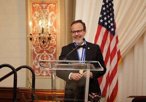 Criador da Fundação SOS Mata Atlântica, o antropólogo joseense Eduardo Brondízio vai receber a “Medalha Mérito Ambiental Chico Mendes”, na Câmara Municipal de São José dos Campos, nesta segunda-feira (9), às 18h30. A proposta foi do vereador Carlos Abranches (Cidadania). Criador da Fundação SOS Mata Atlântica, o antropólogo joseense Eduardo Brondízio vai receber a “Medalha Mérito Ambiental Chico Mendes”, na Câmara Municipal de São José dos Campos, nesta segunda-feira (9), às 18h30. A proposta foi do vereador Carlos Abranches (Cidadania).