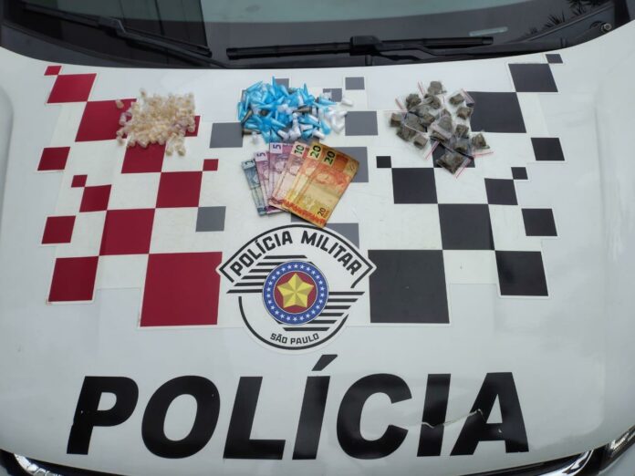 Adolescentes são apreendidos por tráfico de drogas em Ubatuba Adolescentes são apreendidos por tráfico de drogas em Ubatuba