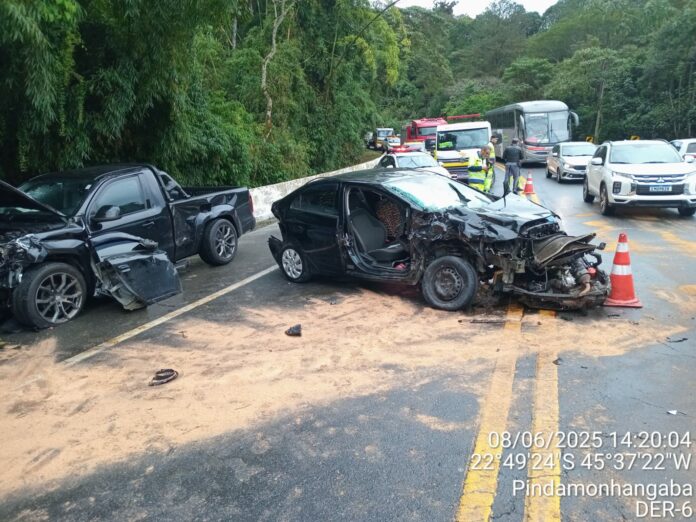 Idosos ficam feridos em acidente na Floriano Rodrigues Pinheiro, em Santo Antônio do Pinhal