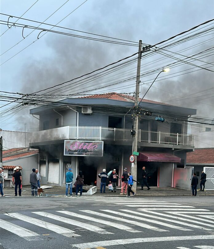 Incêndio destrói loja de roupas em Indaiatuba