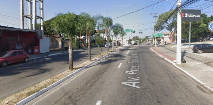 Motociclista de 25 anos morre após bater em caminhão em São José Motociclista de 25 anos morre após bater em caminhão em São José