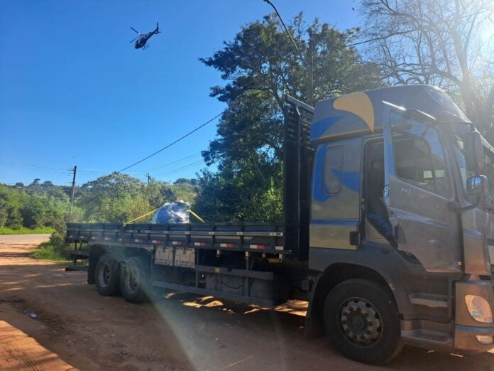 Polícia recupera carreta avaliada em meio milhão de reais Polícia recupera carreta avaliada em meio milhão de reais