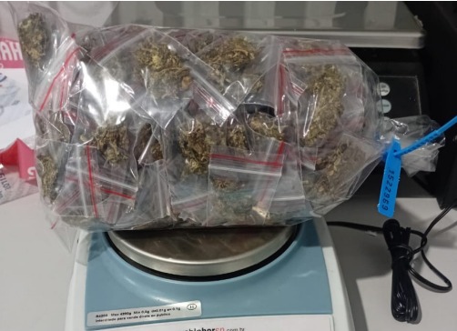 Suspeito liga para a polícia, se entrega e é preso por tráfico de drogas em Jacareí Suspeito liga para a polícia, se entrega e é preso por tráfico de drogas em Jacareí