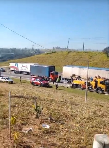 Acidente entre caminhão e carro deixa duas pessoas feridas na Via Dutra em Caçapava Acidente entre caminhão e carro deixa duas pessoas feridas na Via Dutra em Caçapava