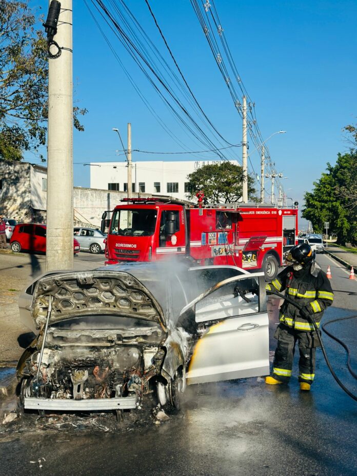 Carro pega fogo em avenida de Taubaté e mobiliza Corpo de Bombeiros Carro pega fogo em avenida de Taubaté e mobiliza Corpo de Bombeiros