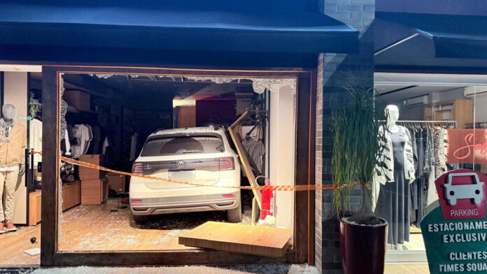 Motorista embriagado invade loja e destrói fachada em Indaiatuba Motorista embriagado invade loja e destrói fachada em Indaiatuba