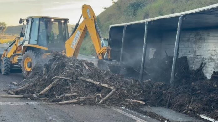 Acidente com carreta interdita Rodovia Governador Dr. Adhemar Pereira de Barros no sentido Norte, em Campinas