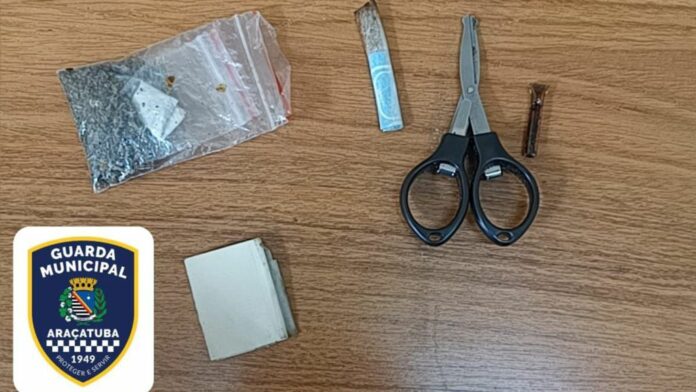 gcm-de-aracatuba-flagra-motociclista-em-manobra-perigosa-e-apreende-droga_15-06-25_11-20-55 Foto: Divulgação
