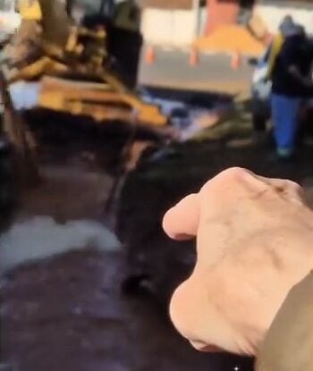 Moradora ofende prefeito com insultos racistas durante obra em Cosmópolis Moradora ofende prefeito com insultos racistas durante obra em Cosmópolis