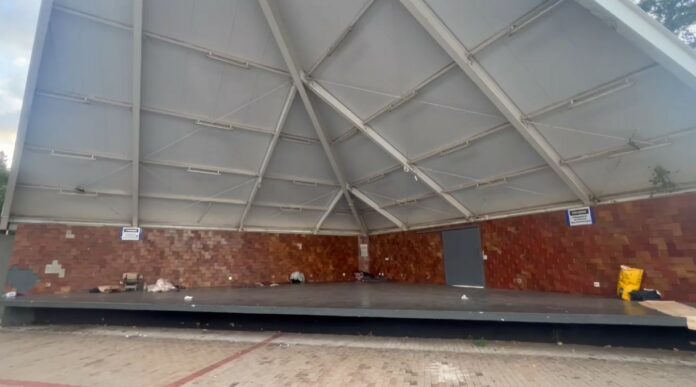 Homem é atingido por facão na cabeça durante briga em praça Homem é atingido por facão na cabeça durante briga em praça