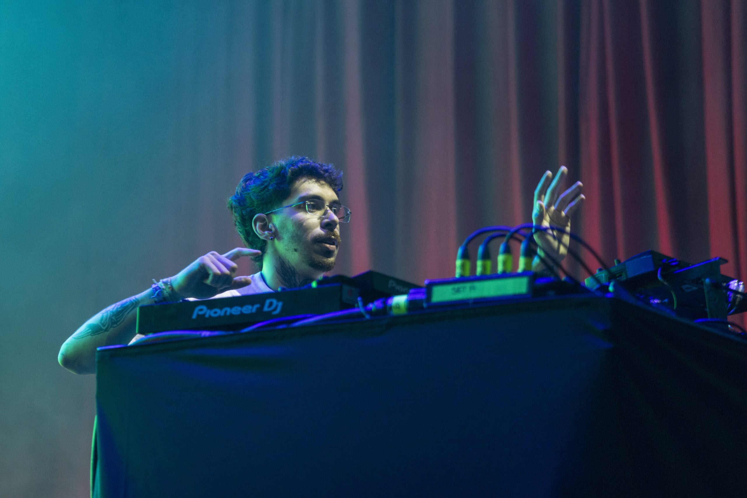 O DJ brasileiro Mochakk durante o show no primeiro dia do festival Sónar, em Barcelona | EFE / Marta Pérez