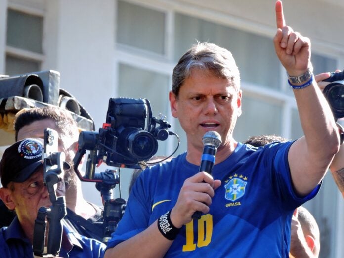 O governador de São Paulo, Tarcísio de Freitas (Republicanos) participa com o ex-presidente Jair Bolsonaro de ato na avenida paulista, no domingo (26) | Leandro Chemalle/Thenews2/Folhapress O governador de São Paulo, Tarcísio de Freitas (Republicanos) participa com o ex-presidente Jair Bolsonaro de ato na avenida paulista, no domingo (26) | Leandro Chemalle/Thenews2/Folhapress