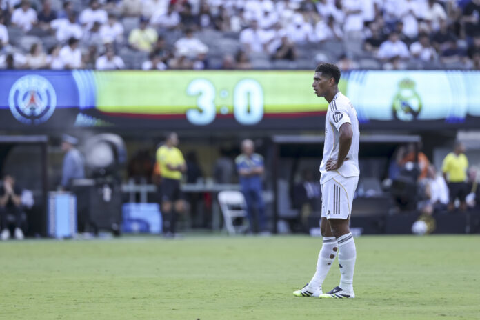 Jude Bellingham, do Real Madrid CF, observa durante a partida da semifinal da Copa do Mundo de Clubes da FIFA entre Paris Saint Germain e Real Madrid CF | Foto: Sports Press Photo / Sports Press Photo/Fotoarena/Folhapress