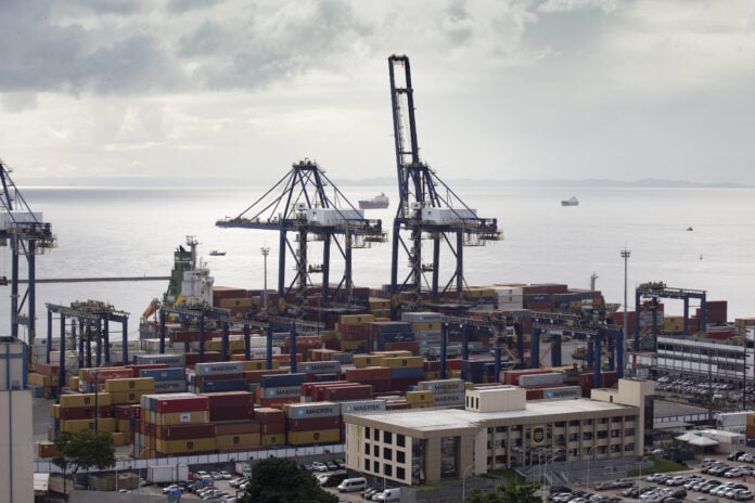 Vista do Porto de Salvador, na Bahia, com contêineres destinados aos Estados Unidos aguardando definição sobre a taxação de 50% anunciada por Donald Trump para produtos brasileiros | Foto: Fernando Vivas/Folhapress